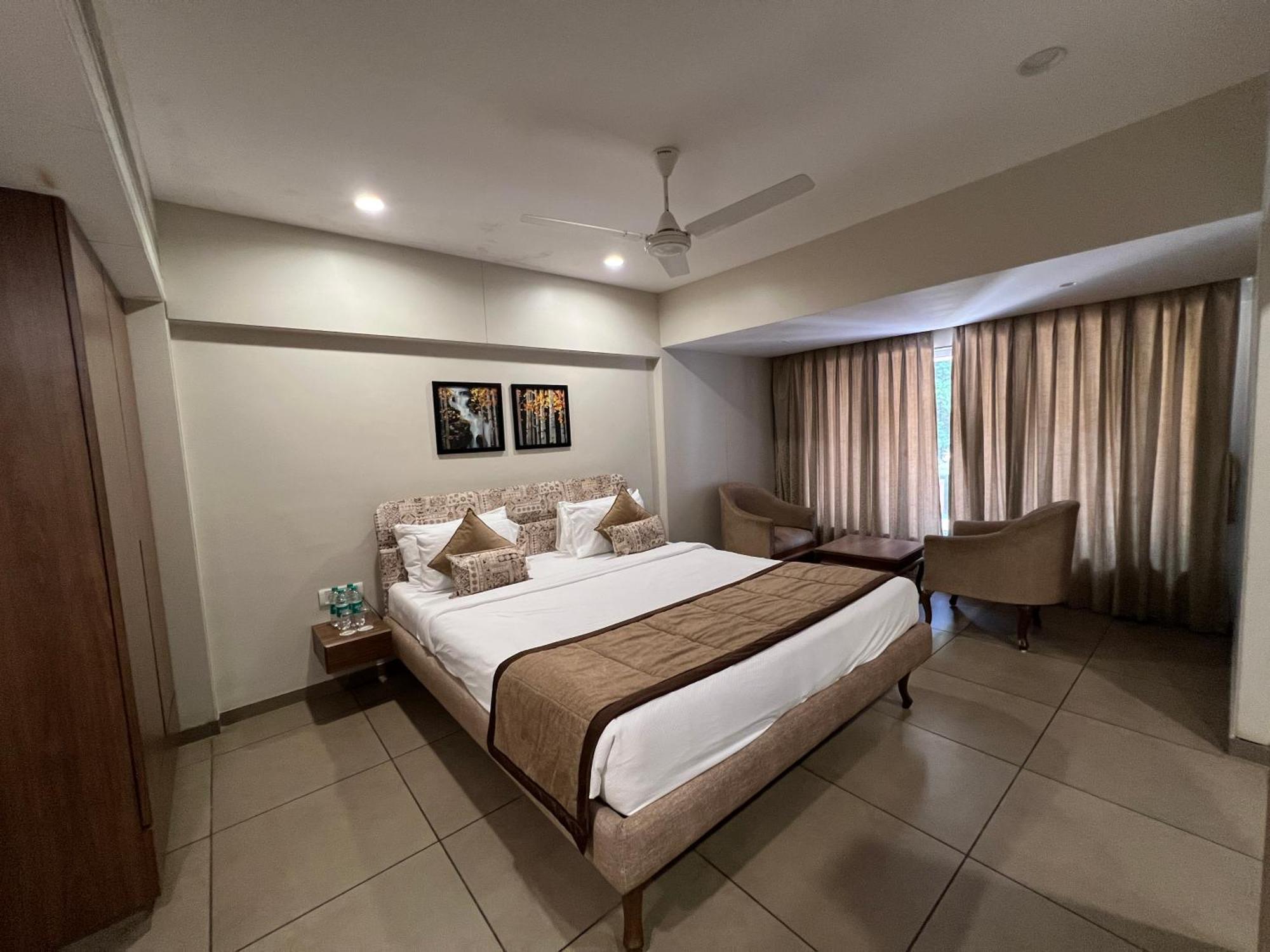 วิทส์ ชาลิมาร์ โฮเต็ล Hotel Ankleshwar ภายนอก รูปภาพ