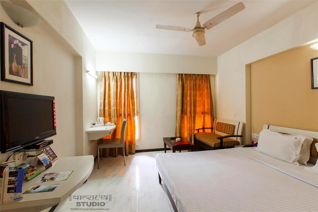 วิทส์ ชาลิมาร์ โฮเต็ล Hotel Ankleshwar ภายนอก รูปภาพ